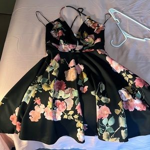 Windsor dress with floral design. Never worn still with tags. Size M.